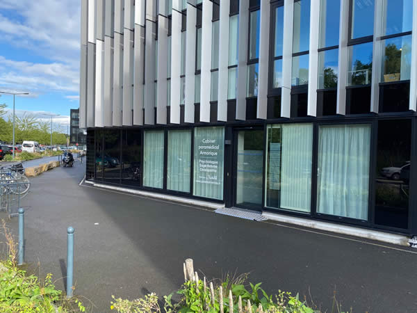 Entrée du cabinet Façade extérieure du cabinet paramédical Armorique à Rennes